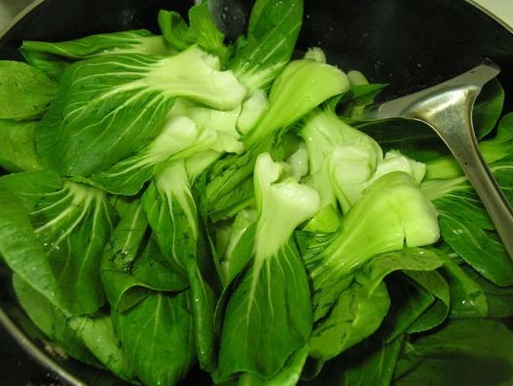  翠绿|炒青菜，不能直接下锅炒！大厨教你3个技巧，脆嫩翠绿不变黑，香