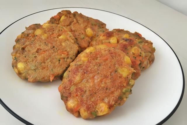 趁热|蔬菜鸡肉饼,营养丰富又健康,外面酥脆内里香软,趁热吃非常香