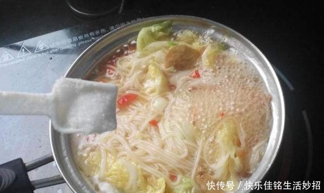 煮出来的面|煮面条什么时候放盐很关键,这样煮出的面条劲道又爽滑