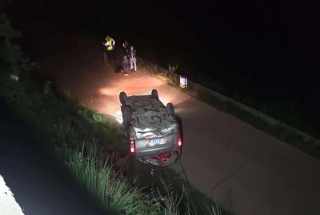  受损|【治庸·安边】面包车发生事故四轮朝天严重受损 安全带成功保护车内人员毫发无损