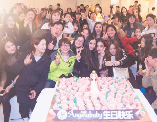 粉丝|baby给粉丝买奶茶,网友无美颜随手一拍,这模样哪像是31岁?