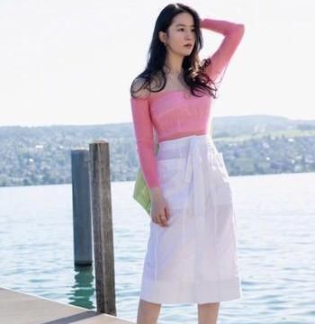  颜色|刘亦菲：粉色上衣搭配绿色外套，神仙姐姐尽显迷人气质