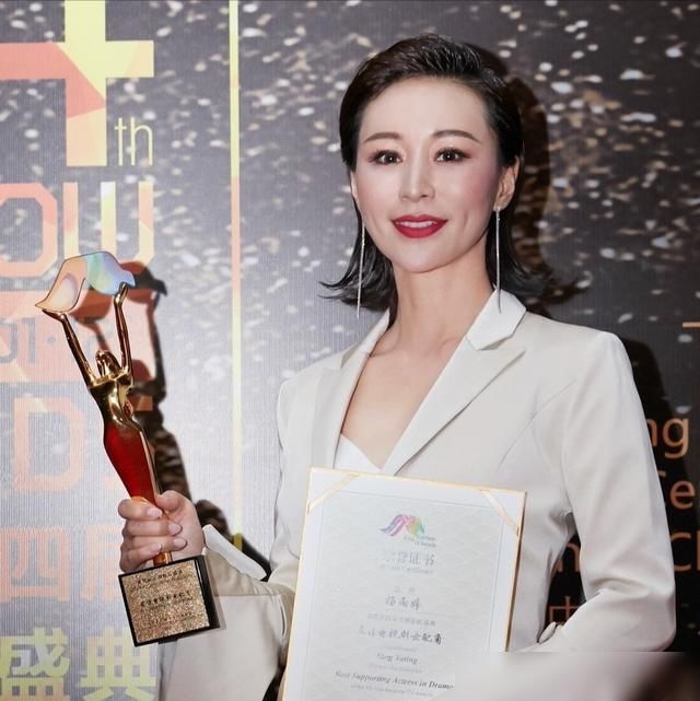  摆地摊|17岁中戏爱上穷小子，裸婚后为生活摆地摊，今因《三十而已》翻红