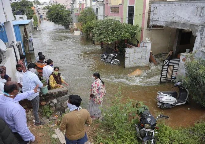 在家|在家躲疫情的印度人，又被暴雨洪水逼进了拥挤的避难所