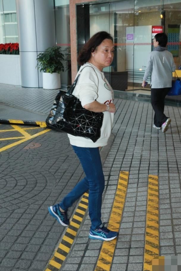 奢华|赌王三太被宠半年就被四太截胡?爱穿貂爱戴奢华珠宝,华贵藏不住