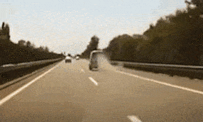  瞬间|女司机珠海大桥遇惊魂！大车飞车侧翻被压瞬间，她做这件事捡回一命！