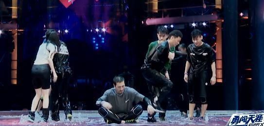  删减|王一博战队水舞台险胜，钟汉良删减技巧动作，导演忽略安全因素