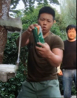 GIF|搞笑GIF:真的搞不懂这种操作是为了什么,为了开快点?还是帅?