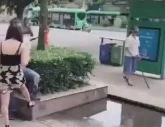 稀里哗啦|在你感动得稀里哗啦时，人家已经把钱挣了