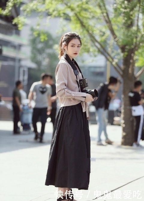 充满|充满生活气息的牛仔裤穿搭,展示出了匀称的身材比例