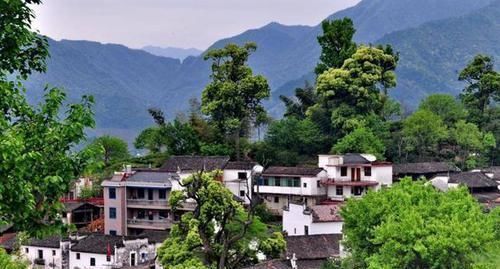  旅游景点|中国唯一建在山顶的村子，都是别墅和洋房，今成旅游景点