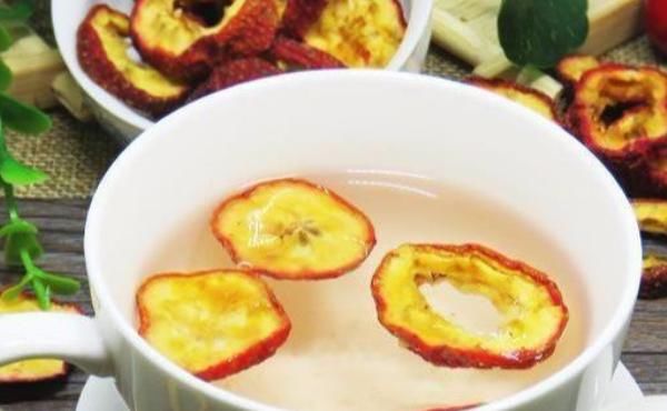  傻傻|山楂干泡水喝好处多多，但有两个禁忌要了解，别傻傻不知知道！