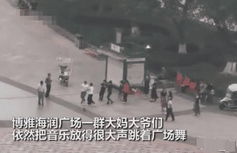 跳舞|国耻日警报长鸣，广场舞大妈依旧欢快跳舞，男子的做法大快人心！