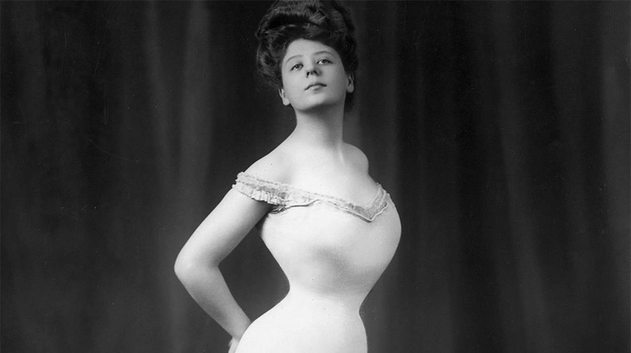 束腰|100年前的老照片，比“三寸金莲”还惨的束腰，图5在鳄鱼池里聚餐的贵妇