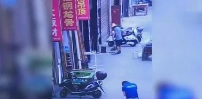 原因|装修工当街杀害老板儿子, 原因是老板欠薪, 多次讨薪未果