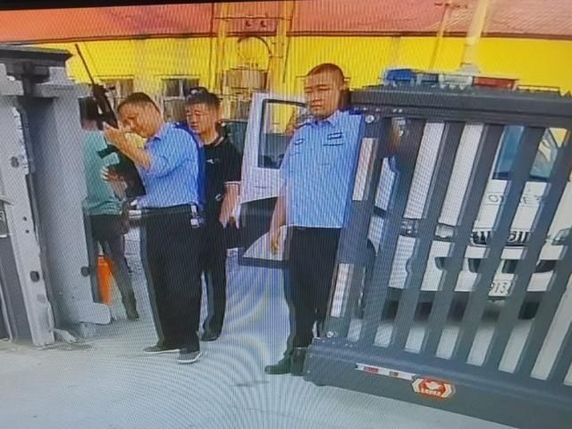  屠宰场|虎林屠宰场里黄牛追人死顶 民警用枪及时处置