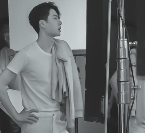  这就是街舞＂,＂fkws＂:＂明星八卦|王一博把鞋带当腰带，练习街舞玩太嗨，野心太大直接下叉拉伤大腿