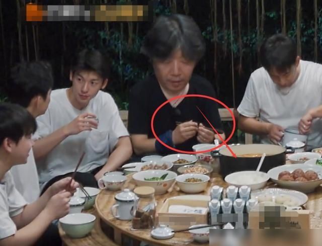  嘉宾|菜上桌，何炅首次没第一个夹菜，得知客人是谁，才知何炅情商多高