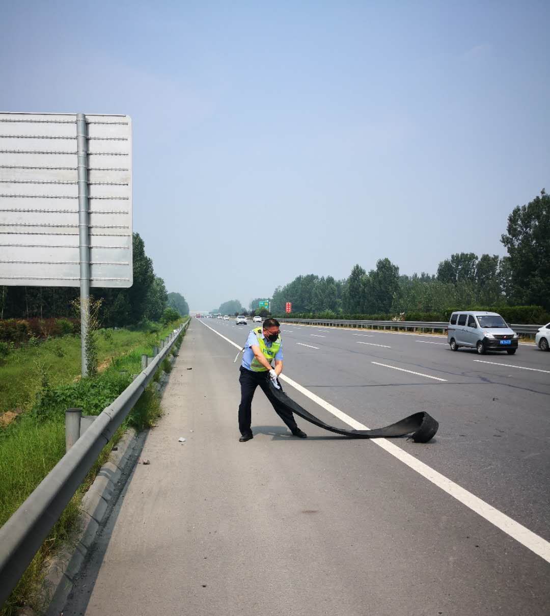  高速交警|交警不顾安危捡拾路面杂物，提醒驾驶员行车前检查车况