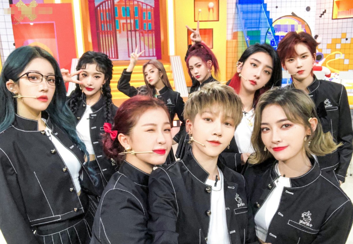  刘雨昕|团综收官，虞书欣对老板狂撒面粉，刘雨昕直接染一头“绿”发？