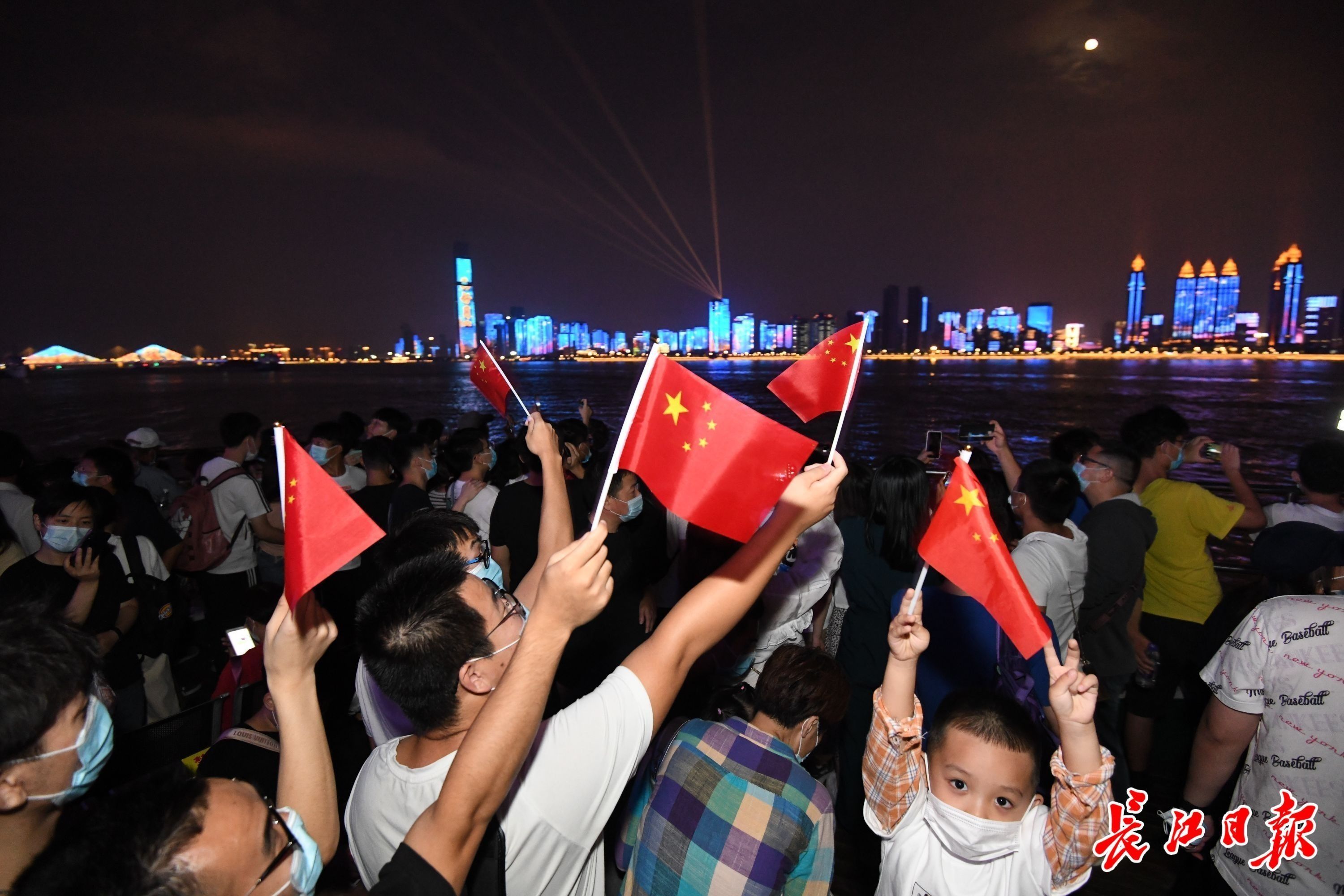 震撼|全城点亮!武汉流光溢彩向她表白,场面震撼