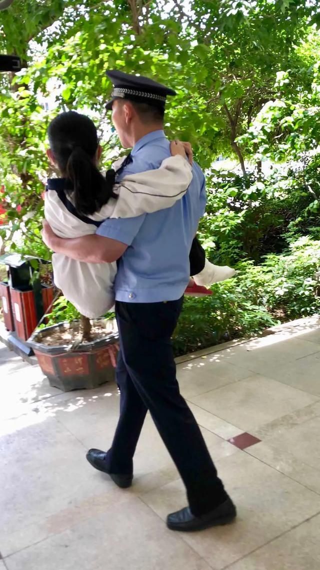  考试|暖哭！福建一女生骨折无法出考场，民警上演最美“公主抱”