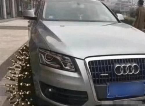  拒接|奥迪乱停车，连打60个挪车电话全都拒接，车轮被扎成刺猬