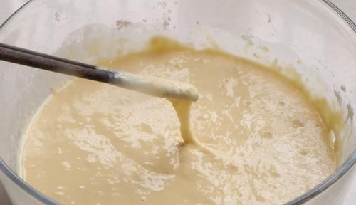  好吃|早餐别吃油条了，教你懒人吃法，手不碰面，一挤就出锅，又软又香