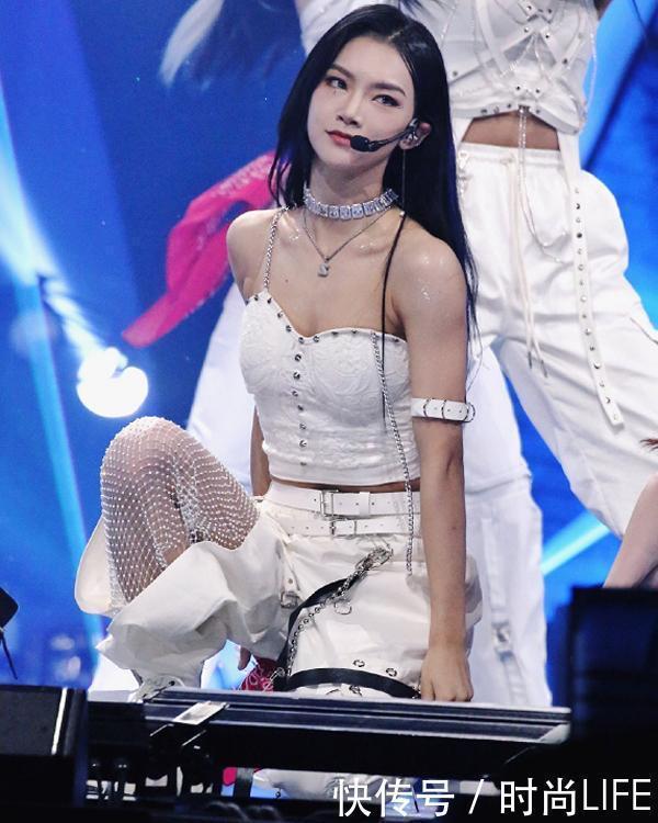  不火不|曾可妮决赛跳舞把肩带都跳断了舞台反应能力太强，不火不应该