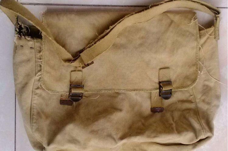  母亲|妹妹闹着跟我同一天结婚，母亲给她10万，给我一破包，打开后哭了！