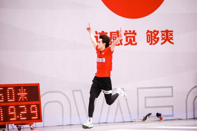  超新星|“苍蓝猛兽”姚琛勇夺《超新星全运会》短跑预赛双冠