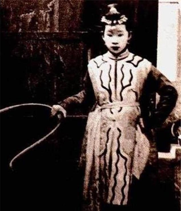 抵制洋人|晚清老照片图二是义和团女兵，图四是翻墙进入紫禁城的八国联军