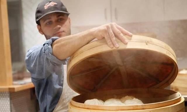 中国|开在美国的中国包子铺,最便宜菜包20元一个,顾客每天排长队购买