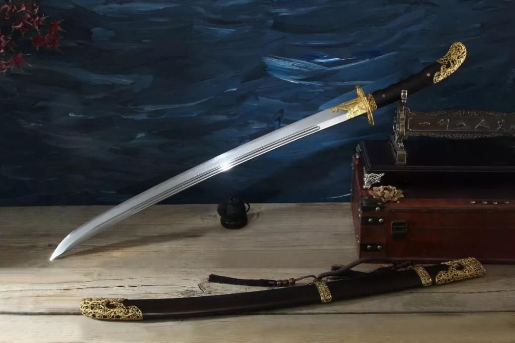 战场|从古代的战场利刃,到现在的杀伐利器,传统刀剑和现代短刀,你更喜欢哪种?