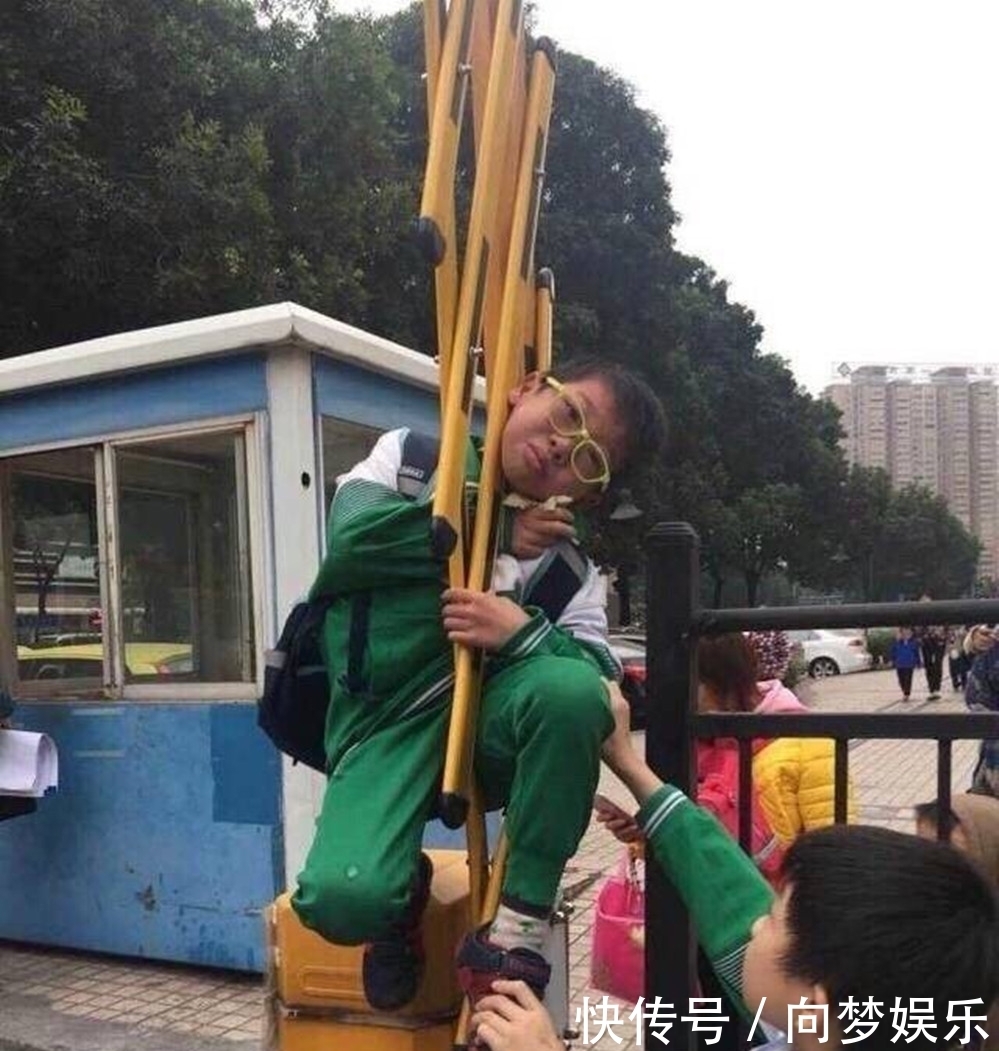  半空中|熊孩子图省事钻道闸栏杆，不料被吊起来，半空中满脸“生无可恋”