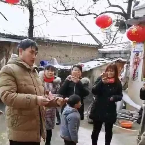 短视频|《星光大道》十年后,为何走红草根,只剩“大衣哥”一人?