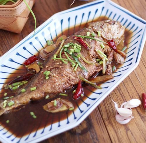 不用|做红烧鱼不用不粘锅,学会这一步,鱼肉鲜嫩入味,鱼皮不破,不碎!