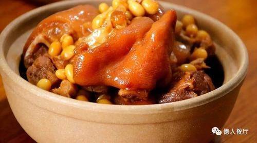  好吃|猪蹄怎么做好吃？配上黄豆一起炖，连汤汁都不会浪费