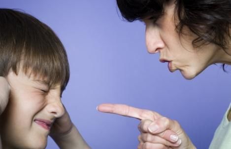 妈妈|地铁上,男孩躺在地上一动不动,看到孩子的手,乘客立马报警