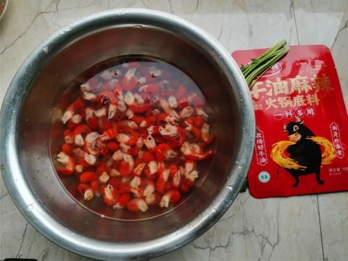  麻辣|冷冻小龙虾尾怎样做好吃？教你这个做法，麻辣鲜香，吃着过瘾