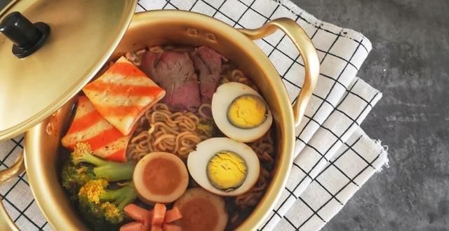 每碗|泡面新做法邻居拿到校门口卖150份每碗6块全卖光你觉得赚吗