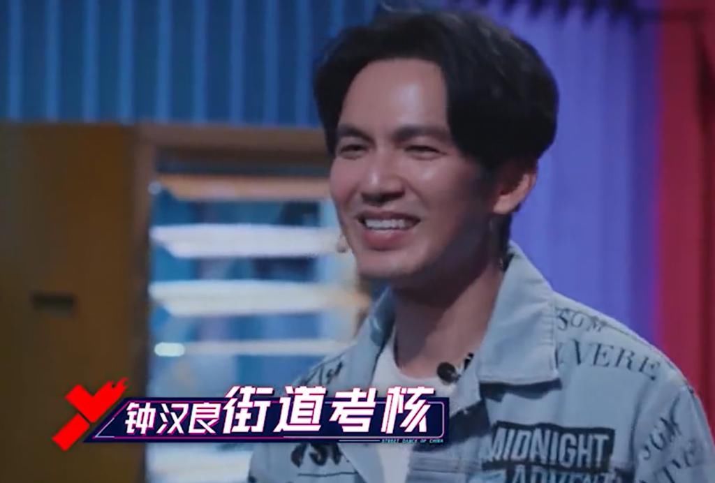  狂秀|张艺兴王嘉尔当众狂秀礼物！王一博委屈巴巴：除了肖战什么都没有