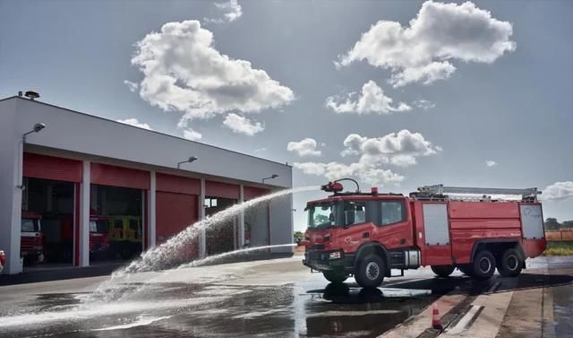  机场|500马力原厂双排 国内首辆斯堪尼亚P500 XT 6x6机场消防车底盘