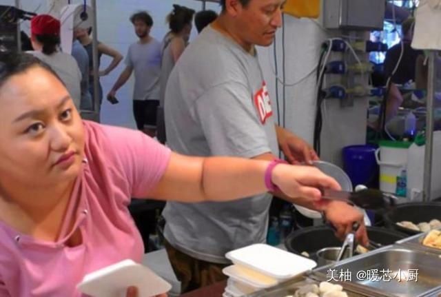 煎饺|小夫妻在英国卖“特色小吃”,25元1份,刚出摊老外就排队