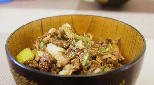  大叔|牛肉怎么做？大叔教你葱香牛肉粒，软嫩味美，香气扑鼻，超好吃！