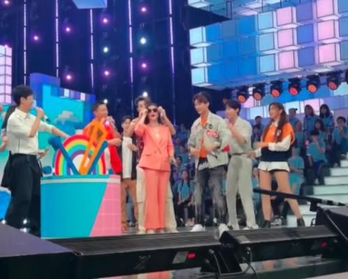 赵丽颖|赵丽颖在快本和杜华“互怼”,有谁注意旁边的王一博?现场观众都炸锅了