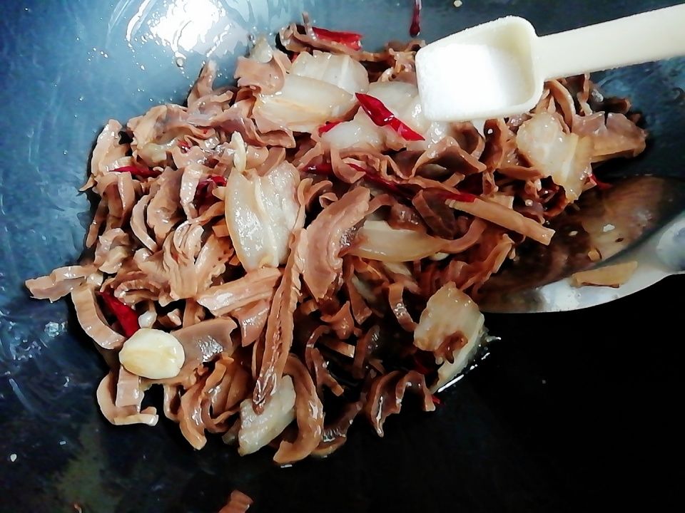 笋干炒肉|五花肉加点它,简单炒一炒,老公胃口大开,下酒又下饭!