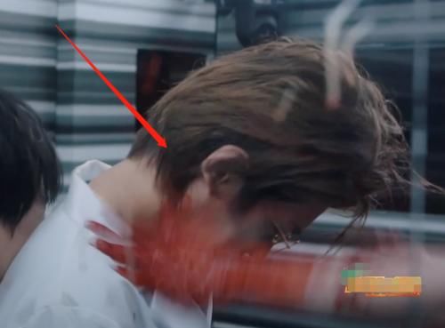  黄明昊|黄明昊遭NPC抹血喊委屈，“妈妈”杨幂贴心擦脸，画面太有爱