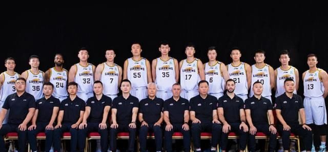 写真|赛前拍写真!辽篮队内很和谐,老大哥很淡定