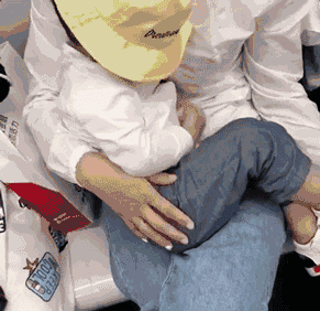 父母|地铁上，一张偷拍的照片引网友刷屏：父母的教养，让孩子赢在起点